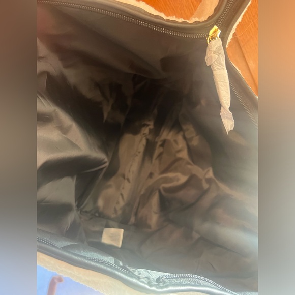NWT Victoria's Secret 🖤 Plush Fleece Sherpa Tote Bag Zip Closure Off White 🐑 - Picture 7 of 9